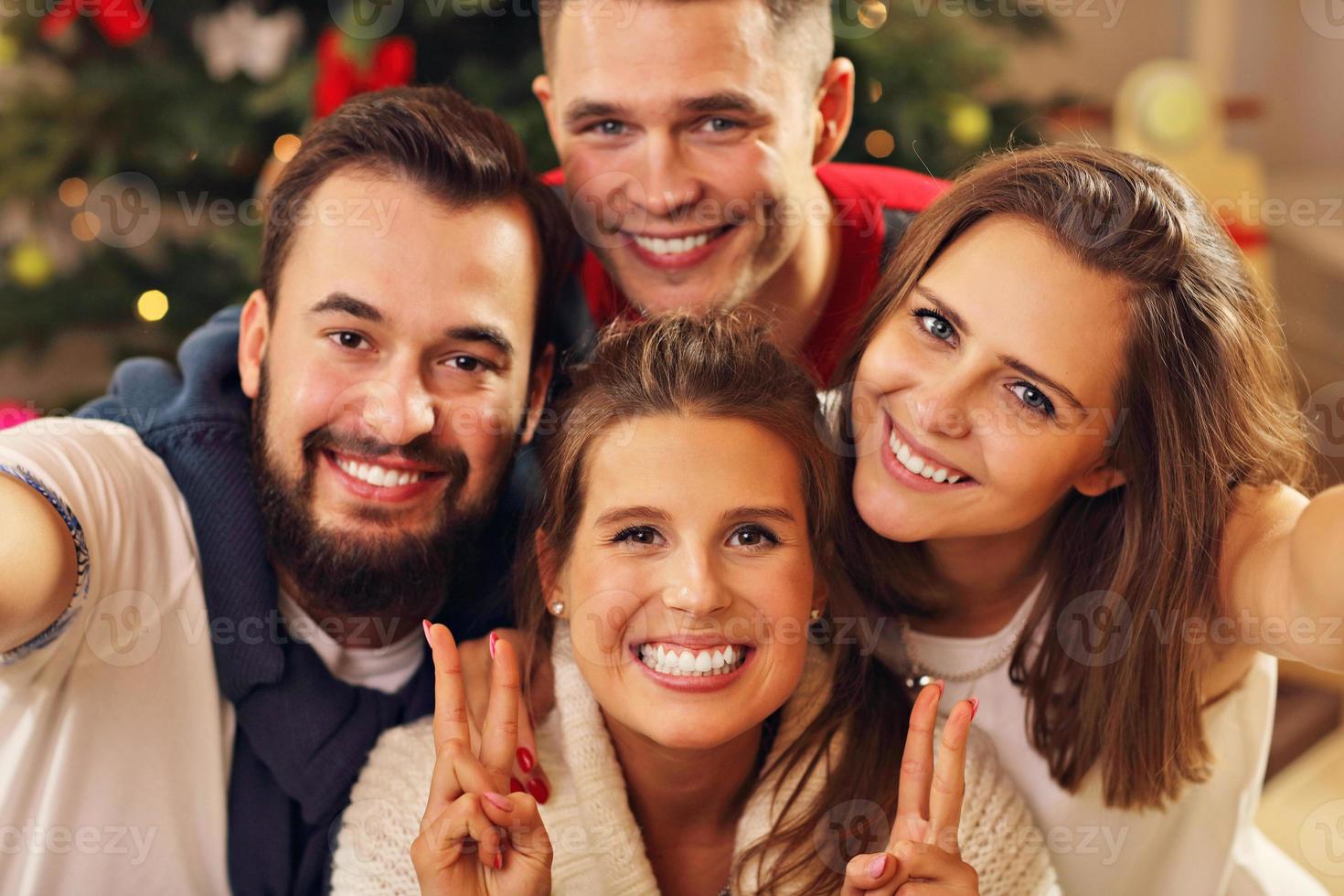 grupp av vänner tar selfie under jul foto