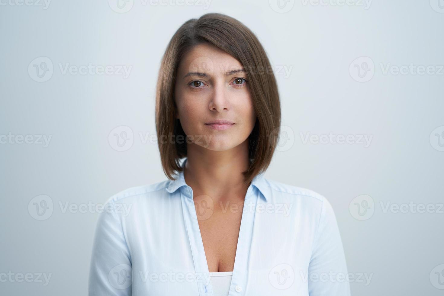 ansikte porträtt av attraktiv kvinna över vit bakgrund foto
