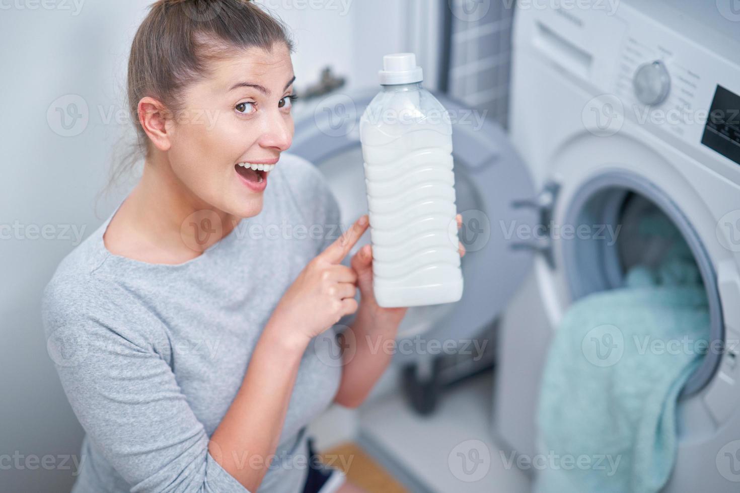 bild av ung kvinna framställning tvätt arbete foto