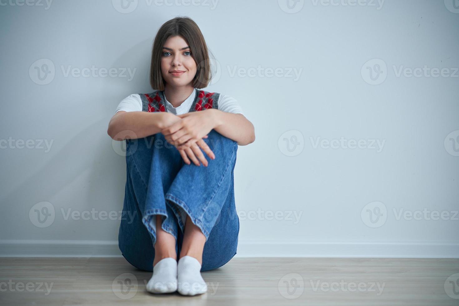 Lycklig ung positiv studerande Framställ över ljus bakgrund foto