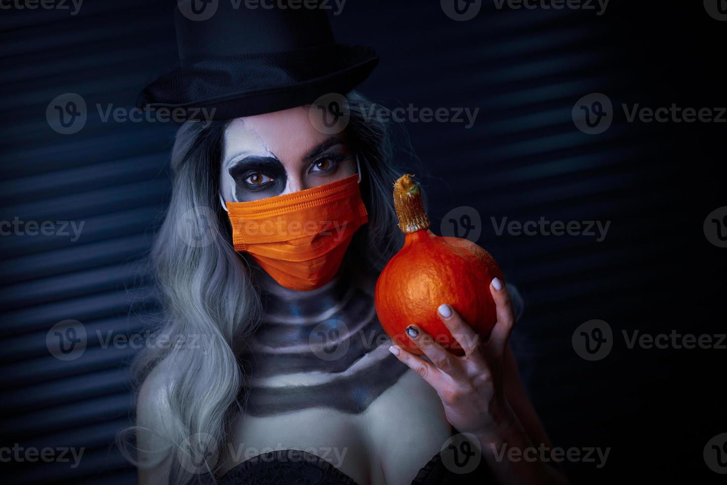 läskigt porträtt av kvinna i halloween gotisk smink bär skyddande mask foto