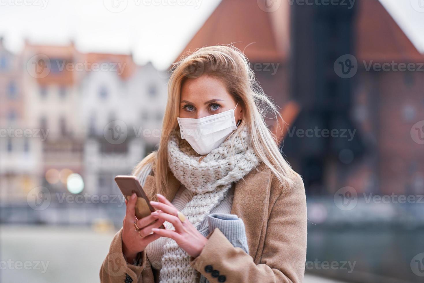 kvinna bär ansikte mask eftersom av luft förorening eller virus epidemi i de stad foto