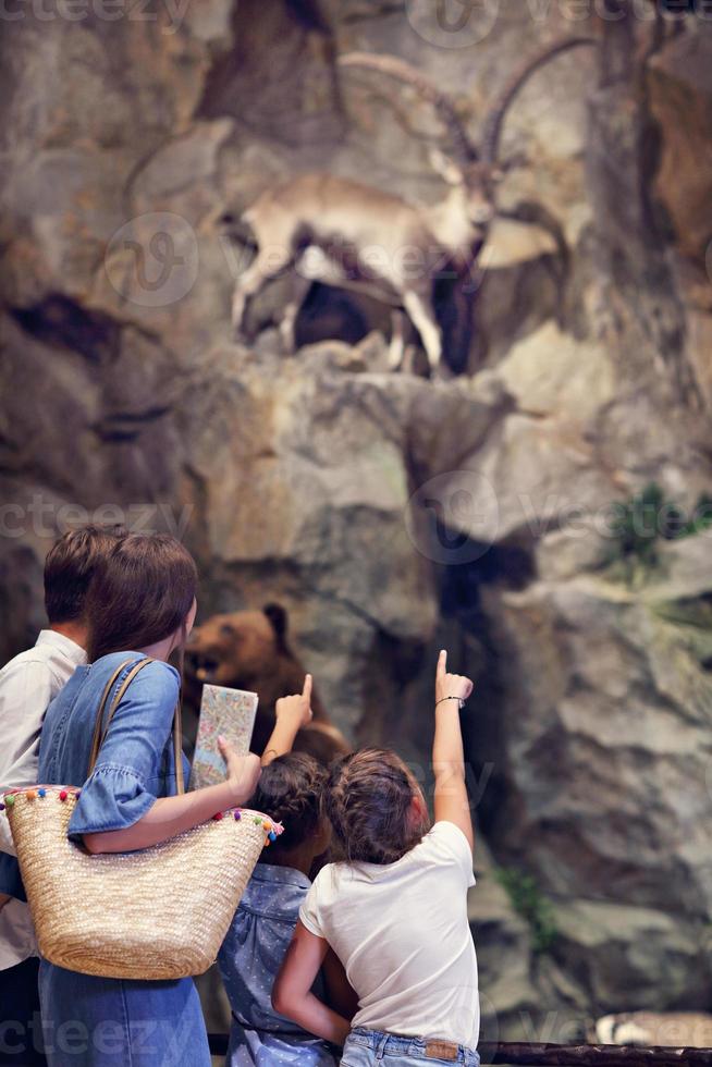 glad familj i natur museum foto