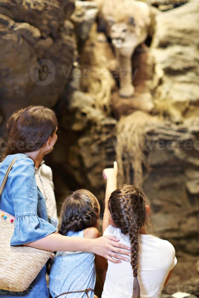 glad familj i natur museum foto