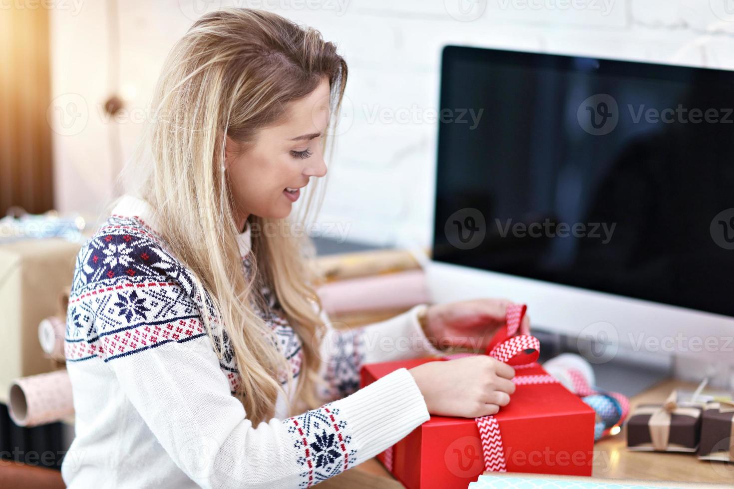 vuxen kvinna på Hem omslag jul presenterar foto