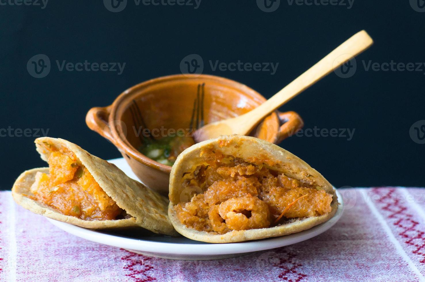 mexikansk gorditas de migajas med fläsk svålar och chile foto