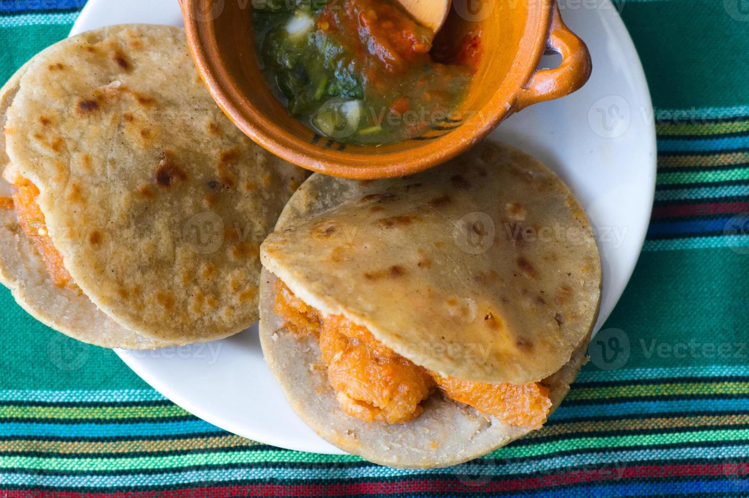 mexikansk gorditas de migajas med fläsk svålar och chile foto