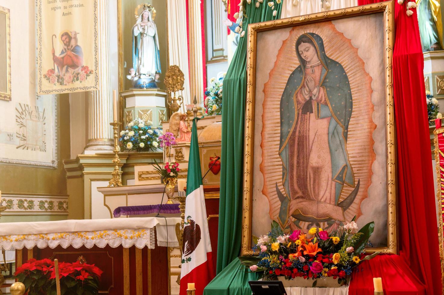 santiago de queretaro, queretaro, mexico - november 09, 2022 jungfrulig av guadalupe inuti de kyrka av santiago apostol foto