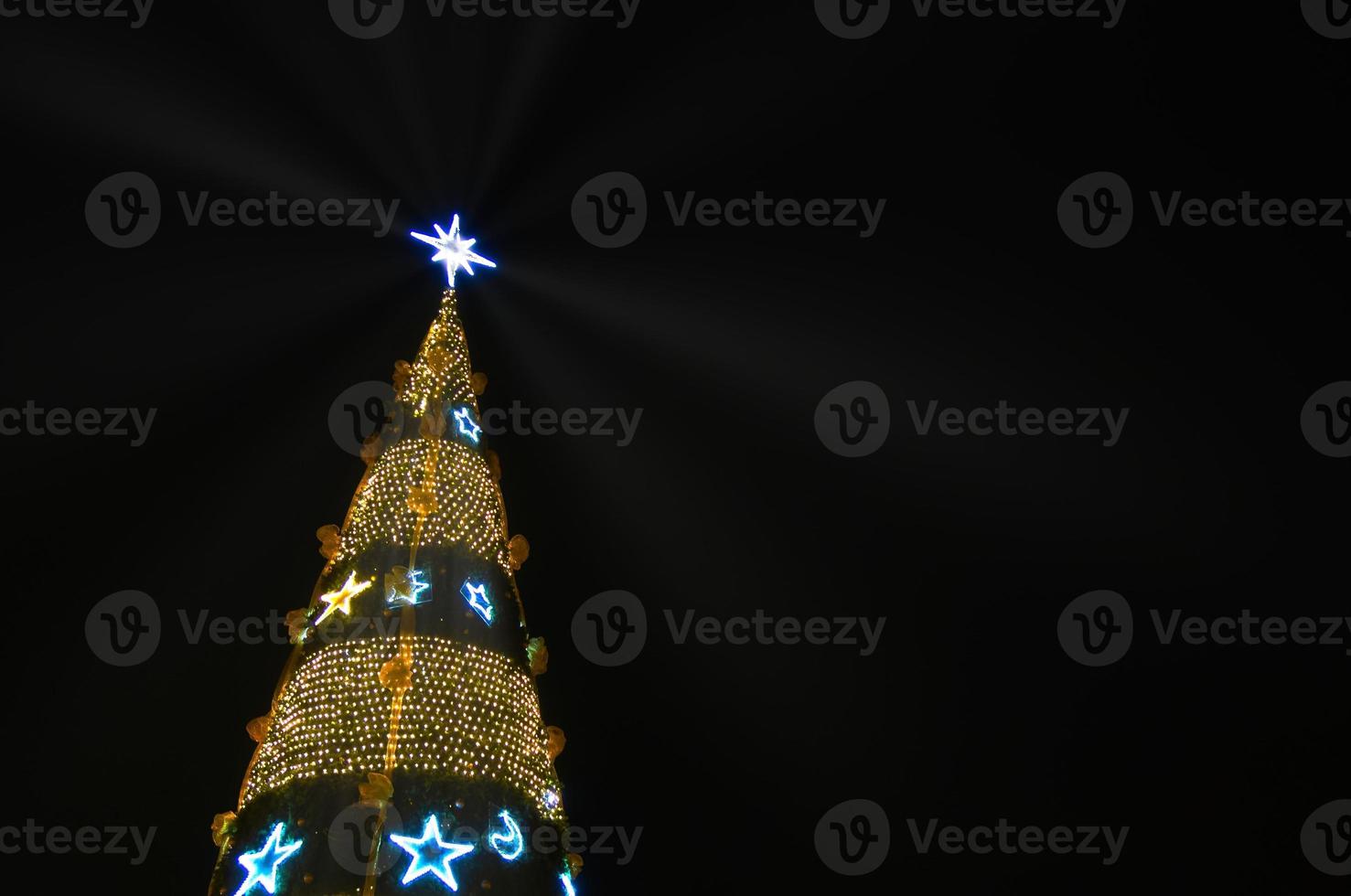 jul trädformad sparklers på svart bakgrund foto