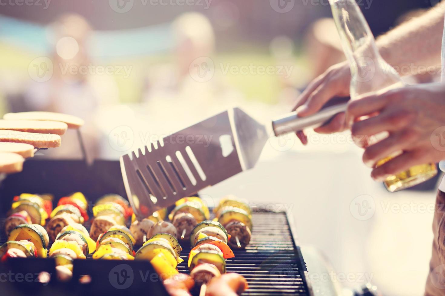 vänner har utegrill fest i bakgård foto