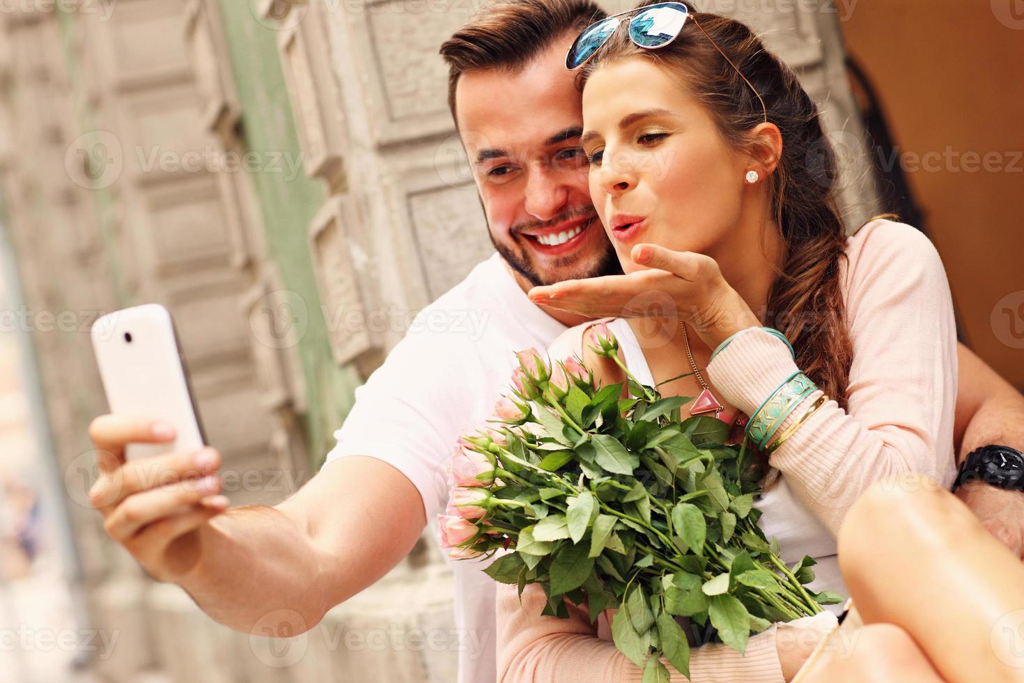 ung romantisk par tar selfie i de stad foto