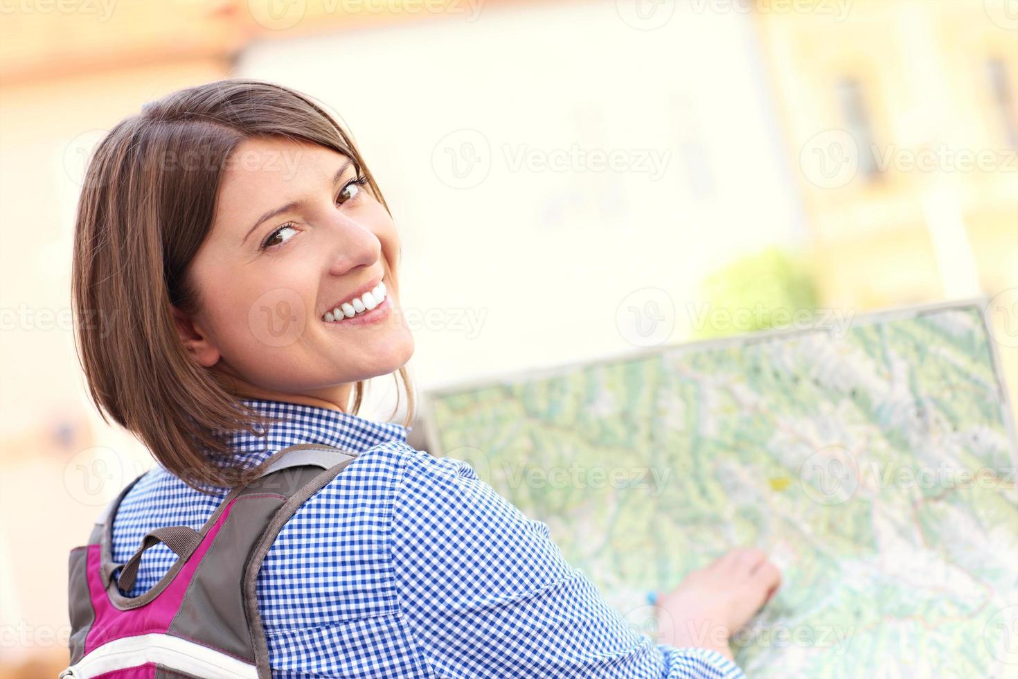 ung turist med en Karta foto