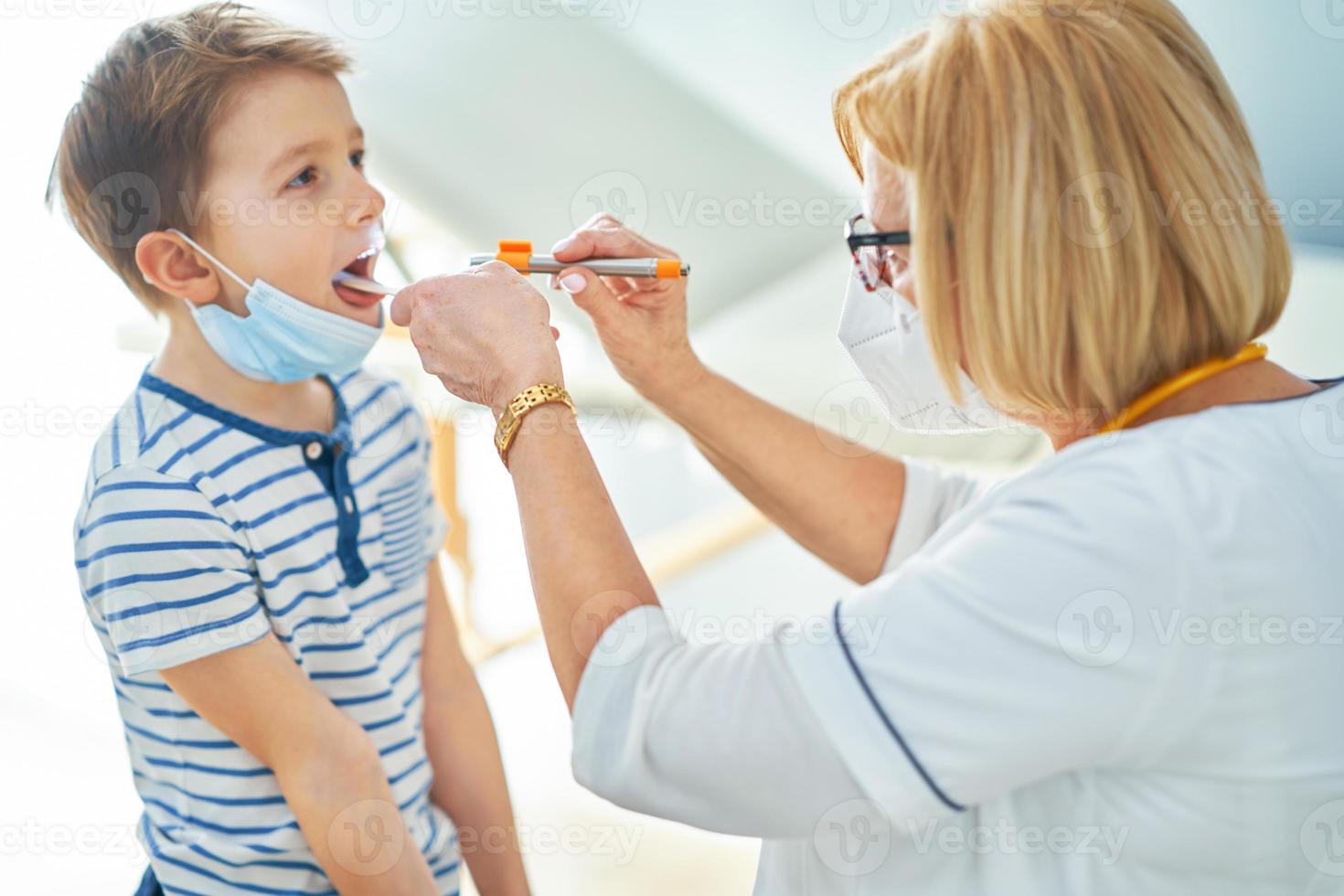 barnläkare läkare granskning liten barn i klinik foto