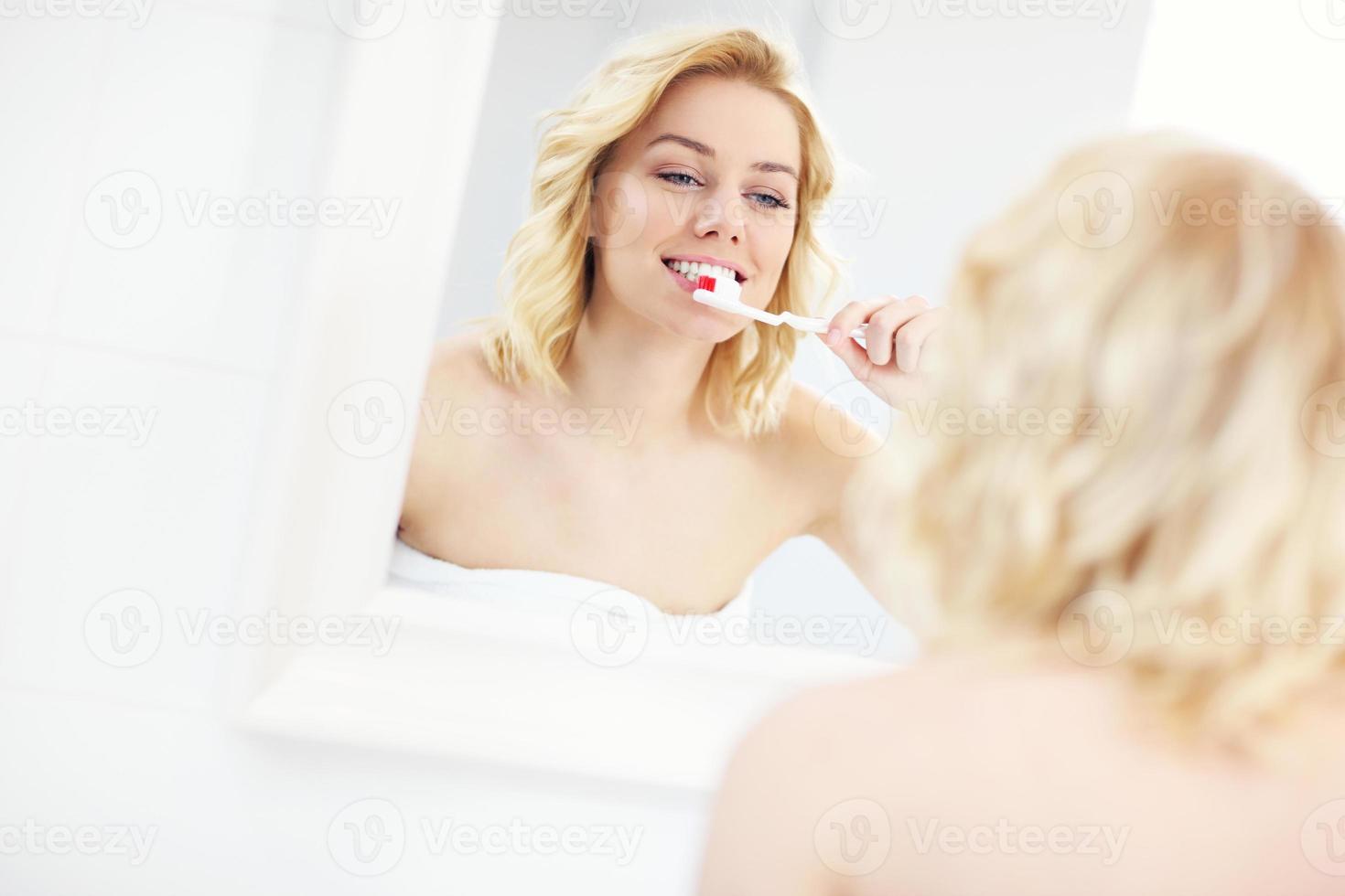 kvinna som borstar tänder foto
