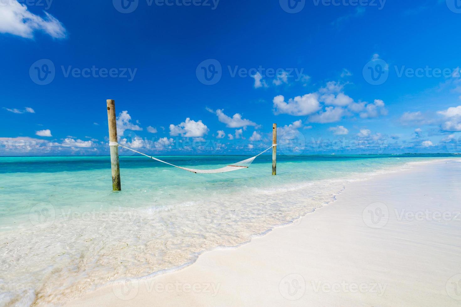 lyx strand. lyx resa bakgrund. sommar semester eller Semester begrepp på tropisk strand, vit sand och ett Fantastisk gunga eller hängmatta över blå hav med horisontell se. lyxig Semester tillflykt foto