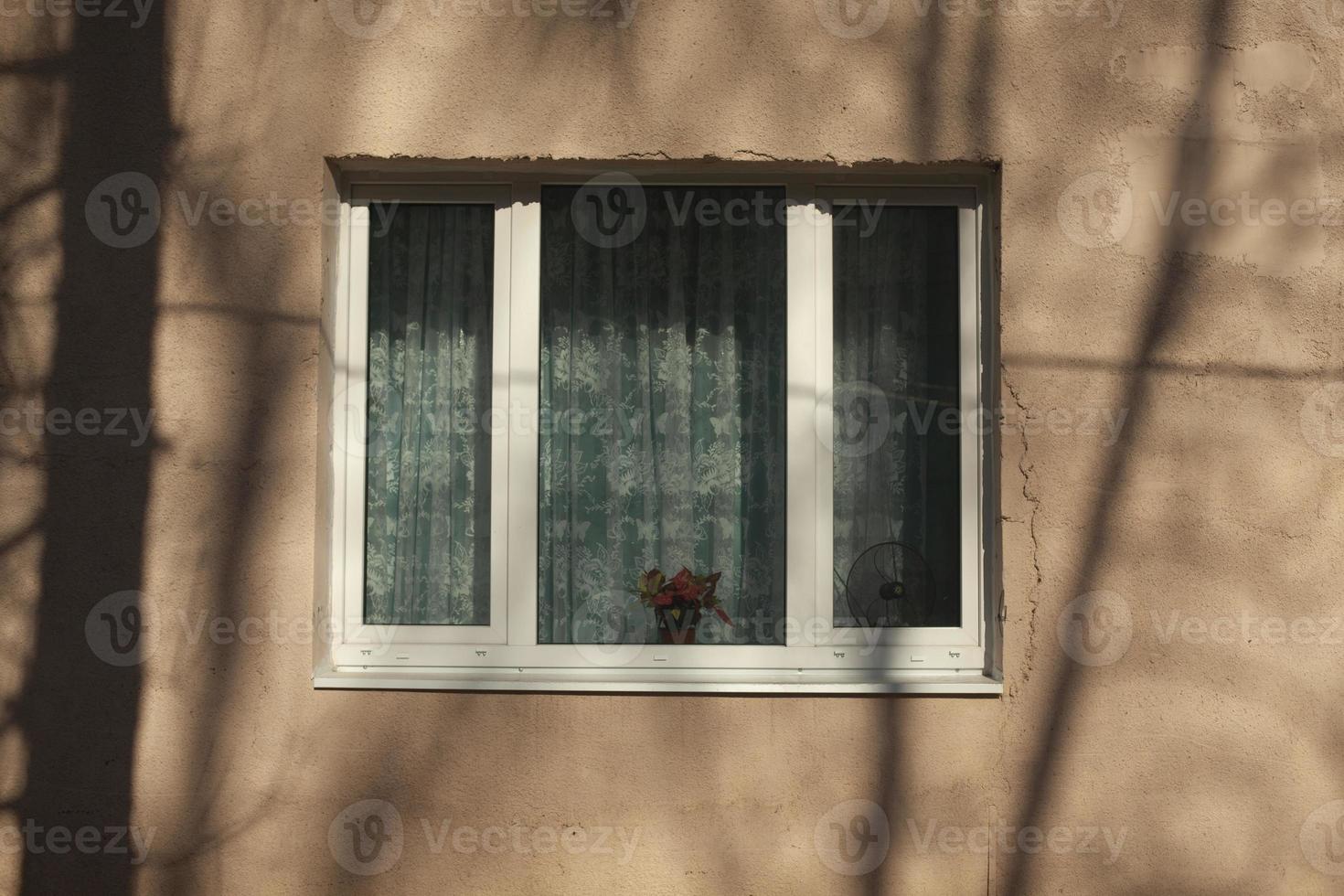 vit fönster med gardiner. foto