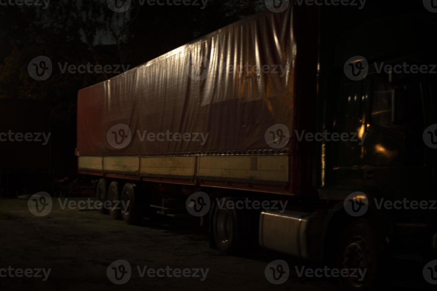 lastbil på natt. lastbil i över natten parkering massa. kropp av transport. foto