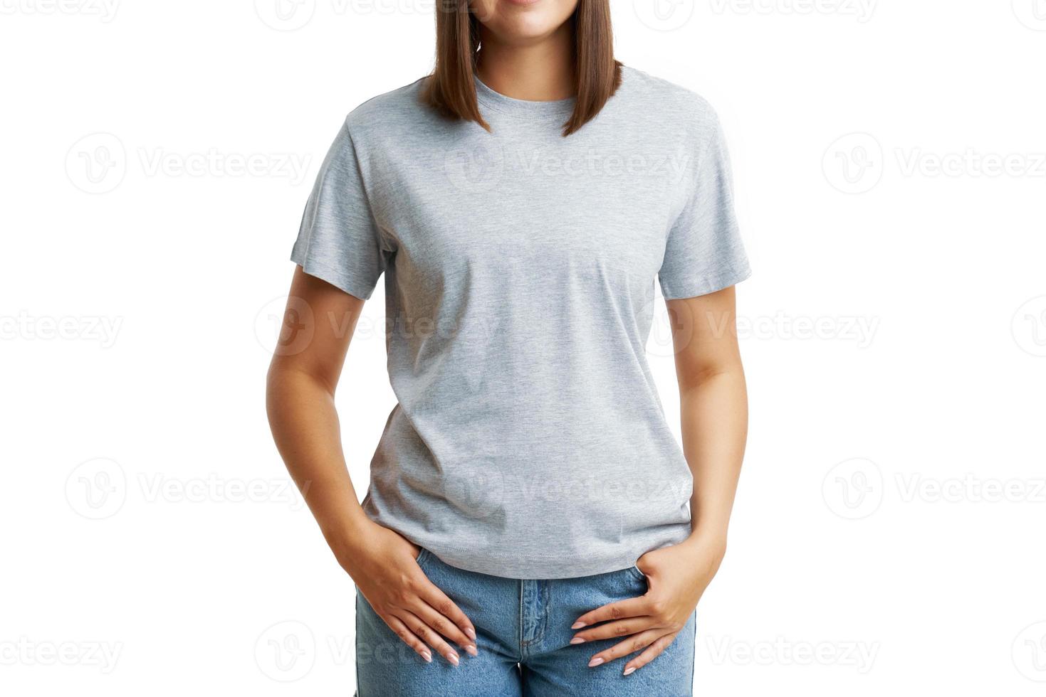 ung kvinna i grå skjorta isolerat foto