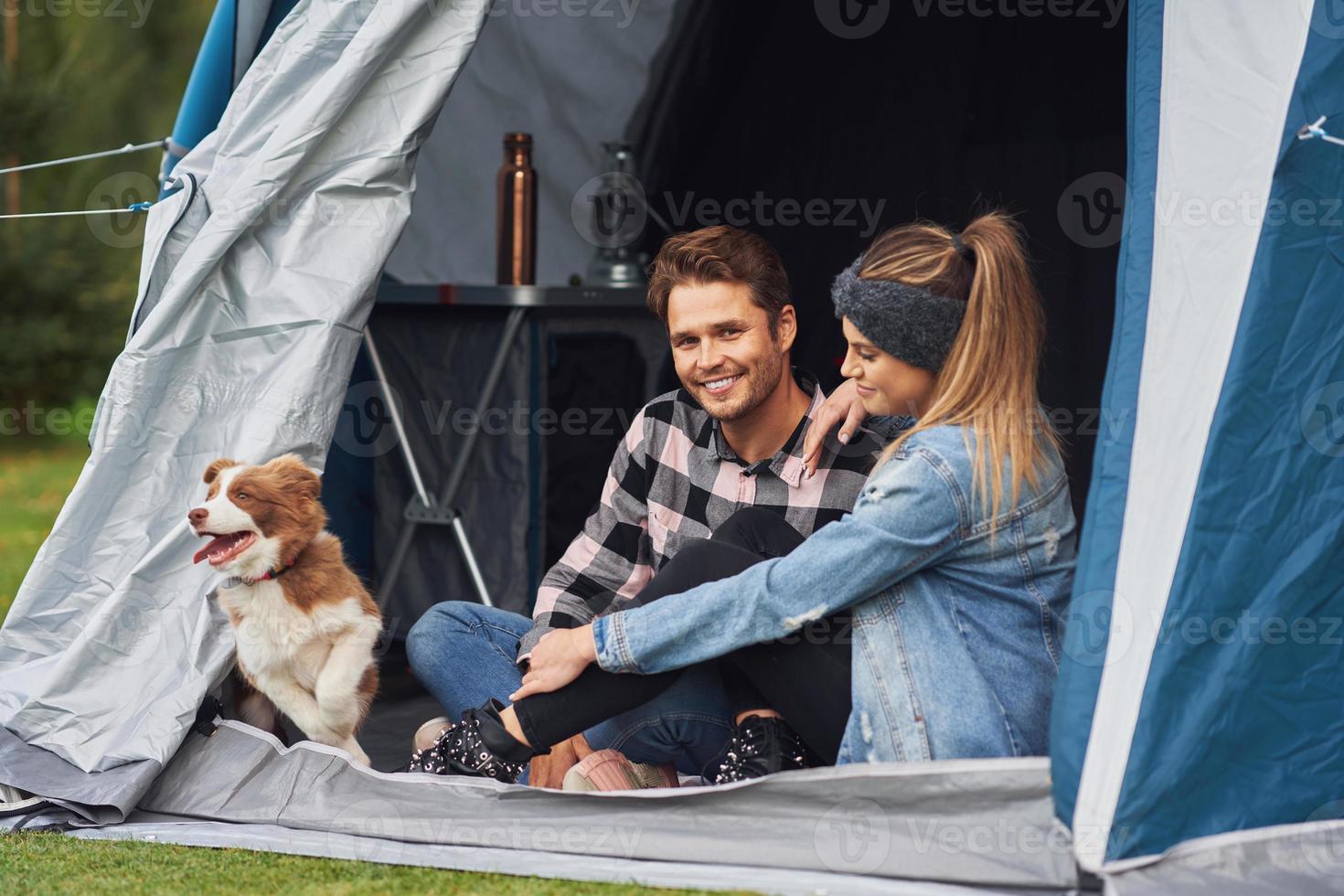 ung trevlig par har roligt på camping foto