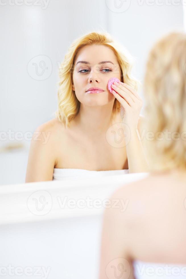 kvinna rengöring ansikte foto