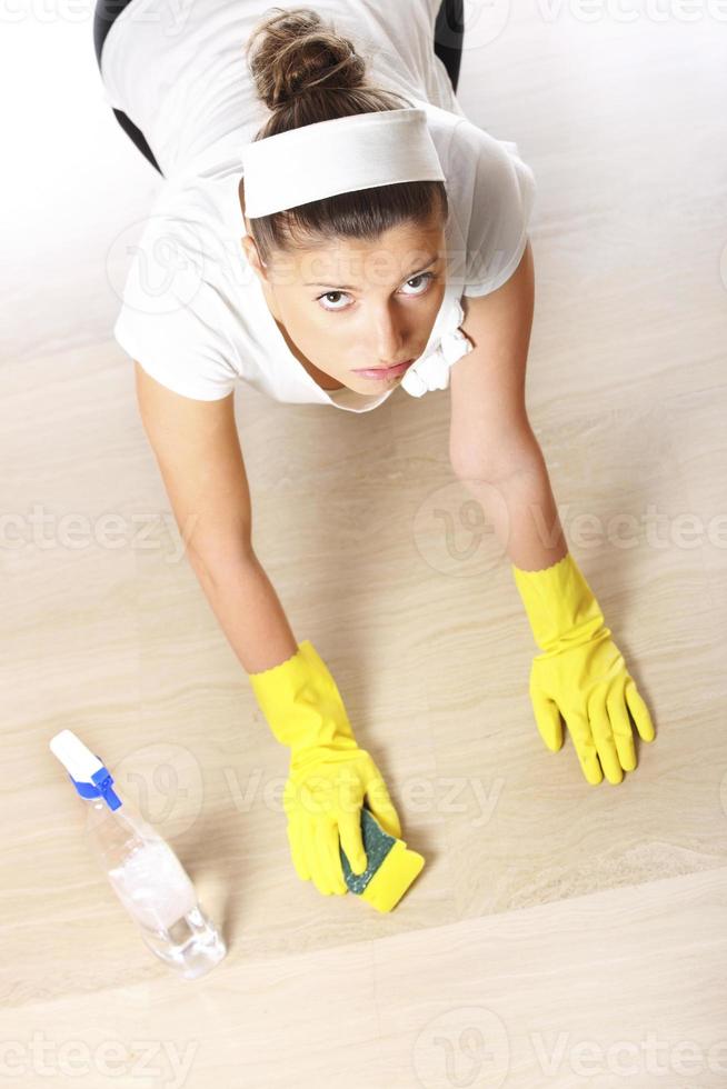 ung kvinna håller på med hushållsarbete foto