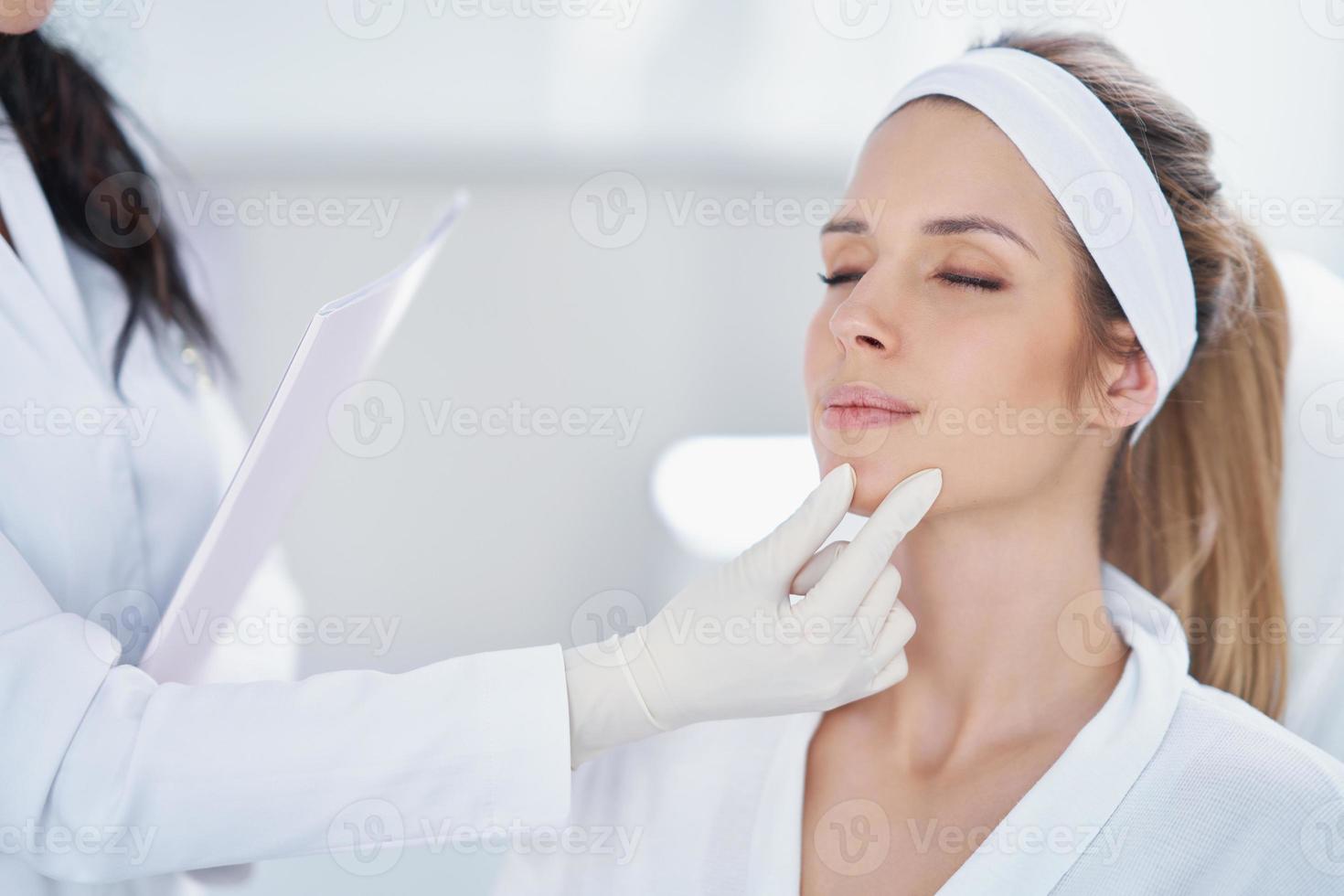en scen av medicinsk kosmetologi behandlingar bOTOX injektion. foto