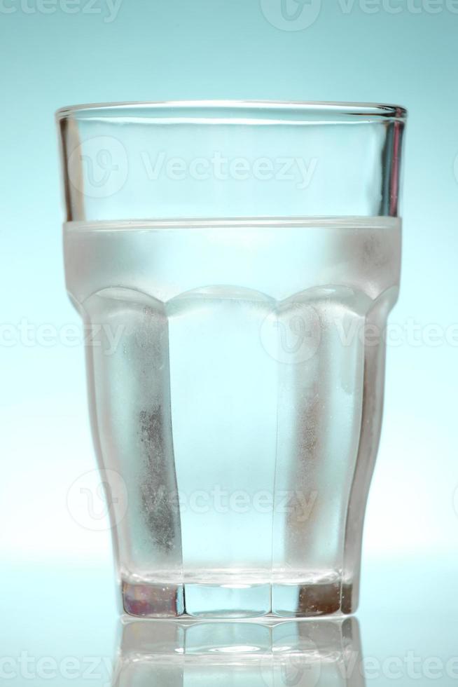 glas med vatten foto