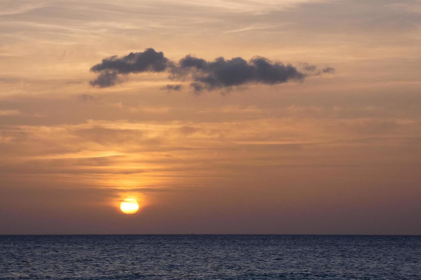 Sol miljö över de hav, solnedgång i höst på de strand av zahara de los atunes, cadiz, andalusien, Spanien foto