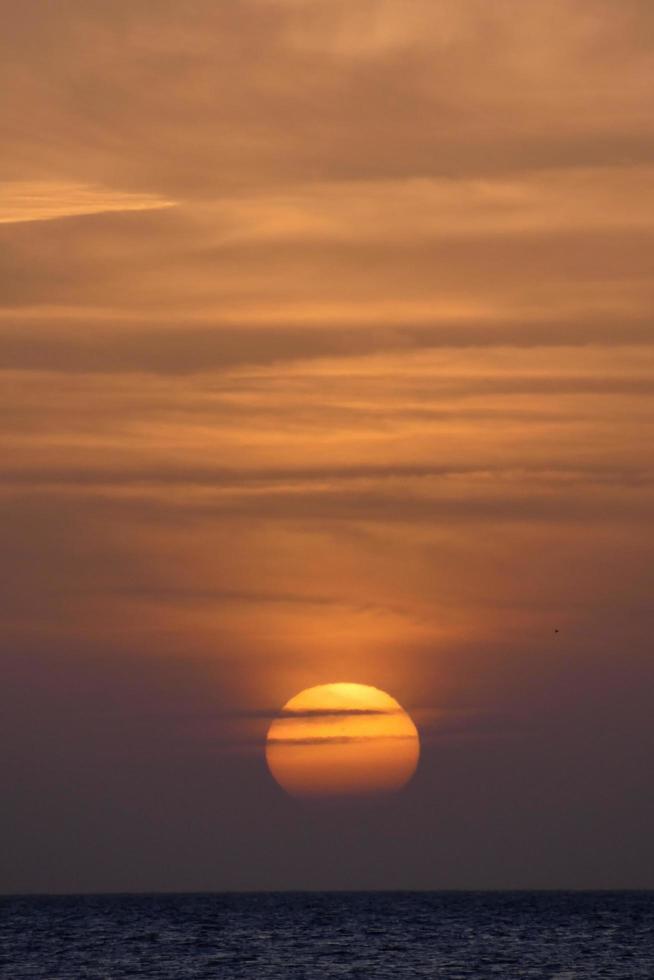 Sol de Sol, på solnedgång på de slutet av de dag, grundläggande för de liv av de planet foto