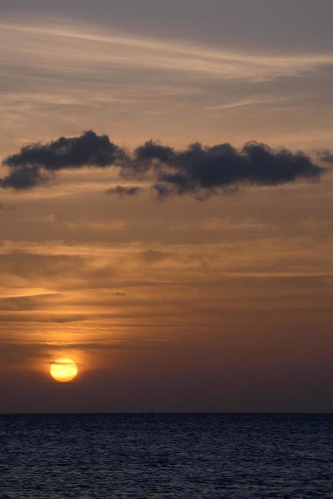 Sol miljö över de hav, solnedgång i höst på de strand av zahara de los atunes, cadiz, andalusien, Spanien foto