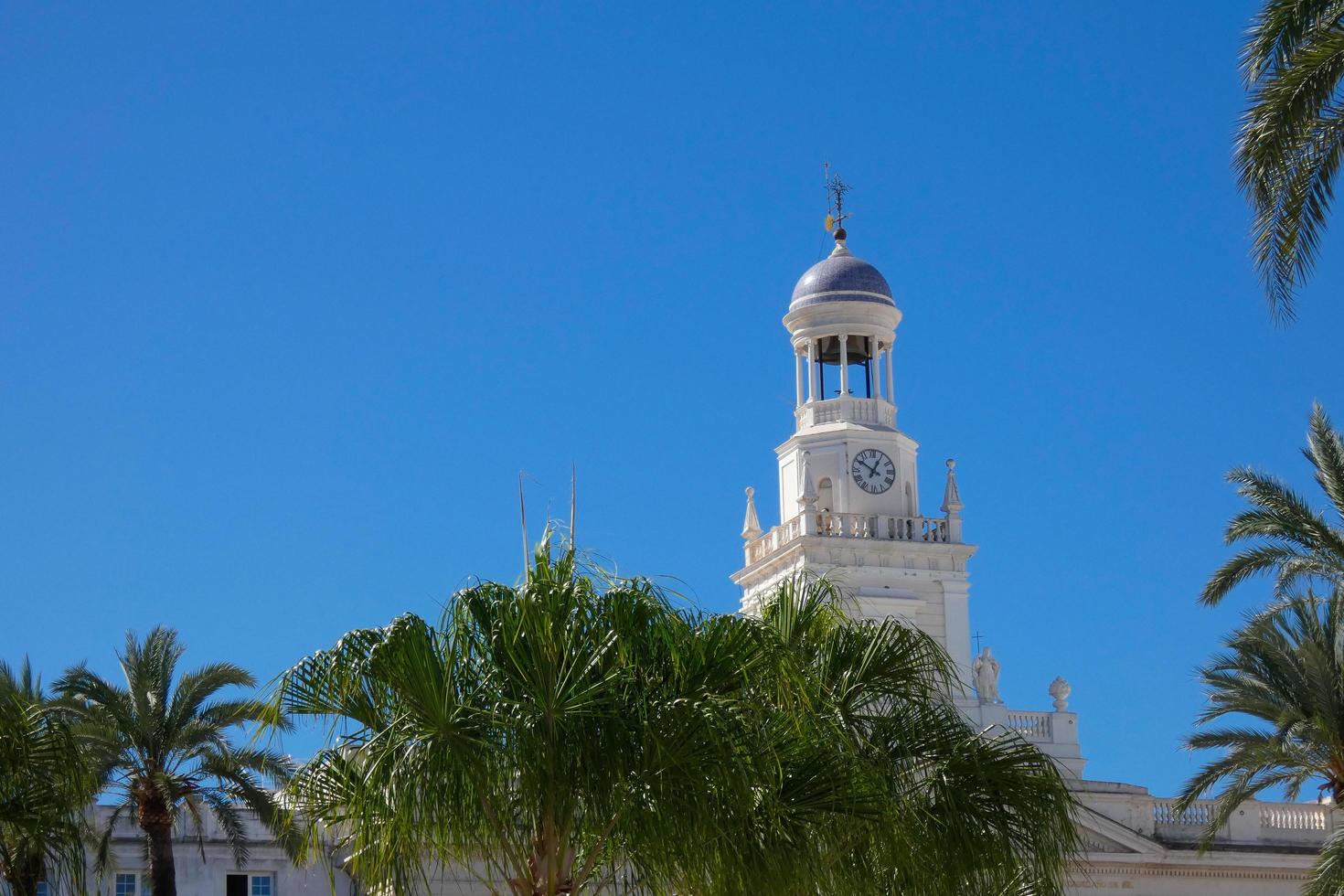 de urban och historisk Centrum av cadiz, smal gator, monument och kyrkor. foto