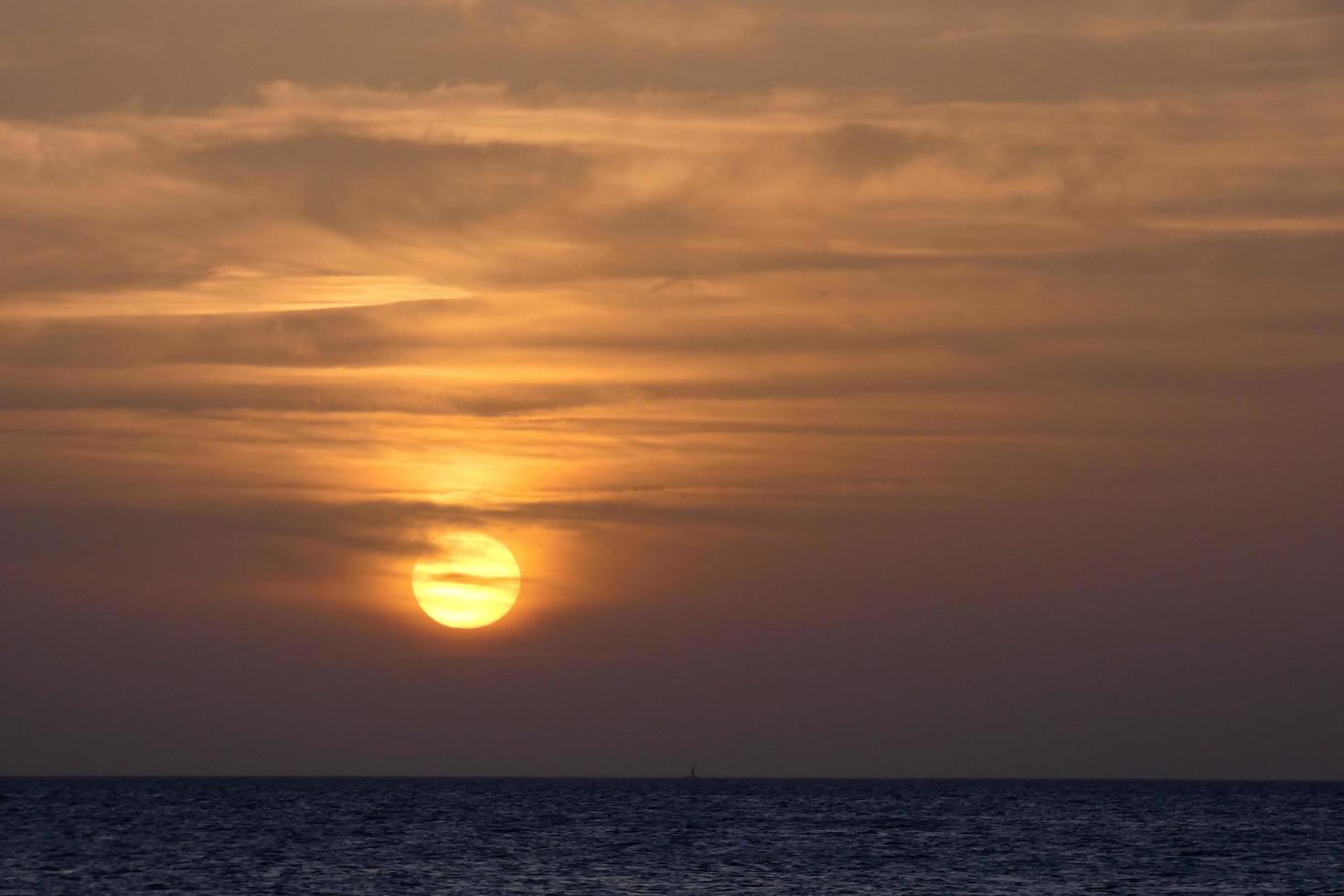 Sol miljö över de hav, solnedgång i höst på de strand av zahara de los atunes, cadiz, andalusien, Spanien foto