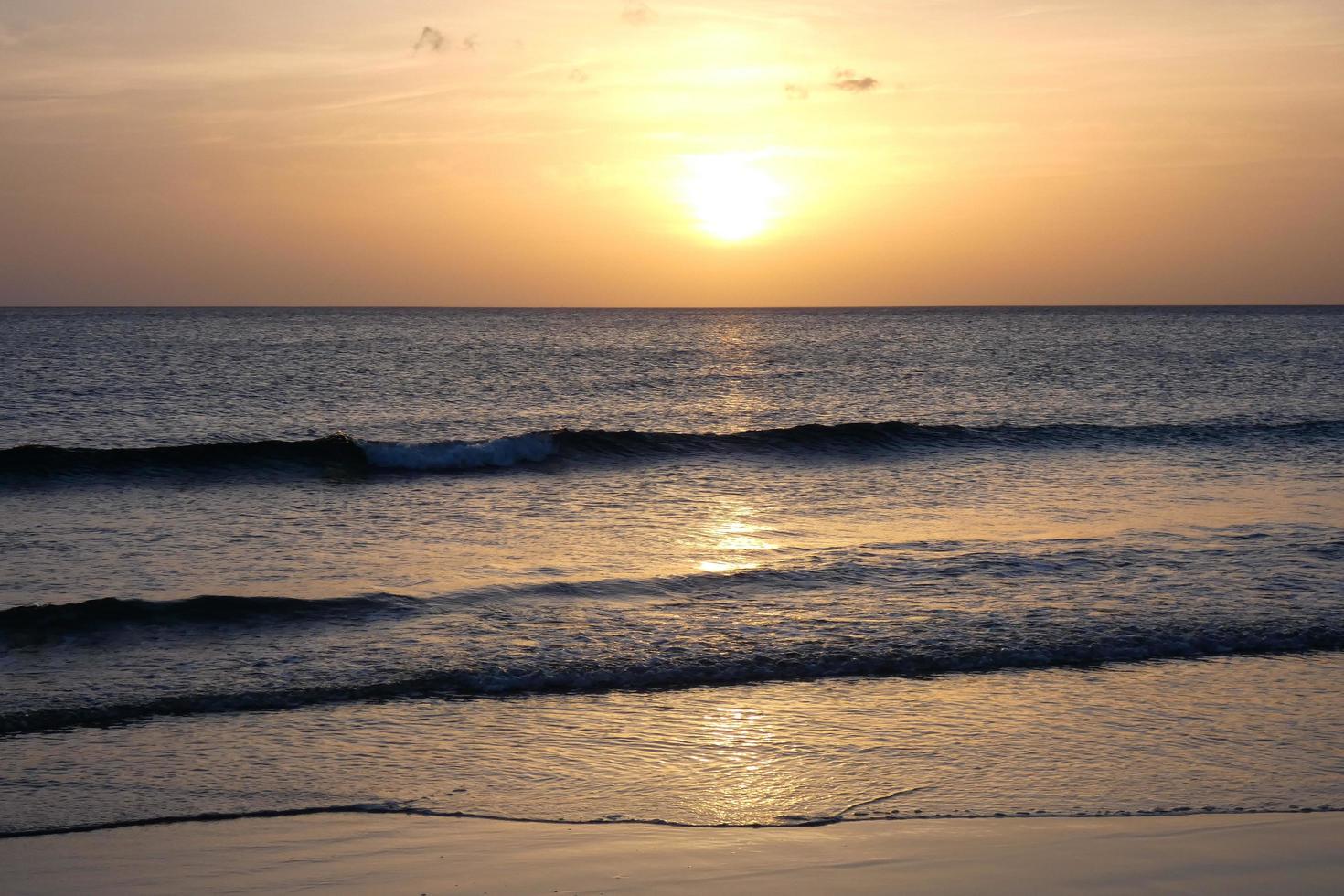 Sol miljö över de hav, solnedgång i höst på de strand av zahara de los atunes, cadiz, andalusien, Spanien foto