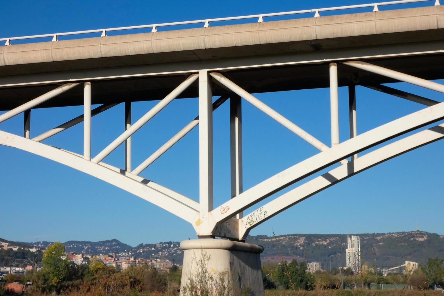 modern bro spanning en flod, ett teknik bedrift foto