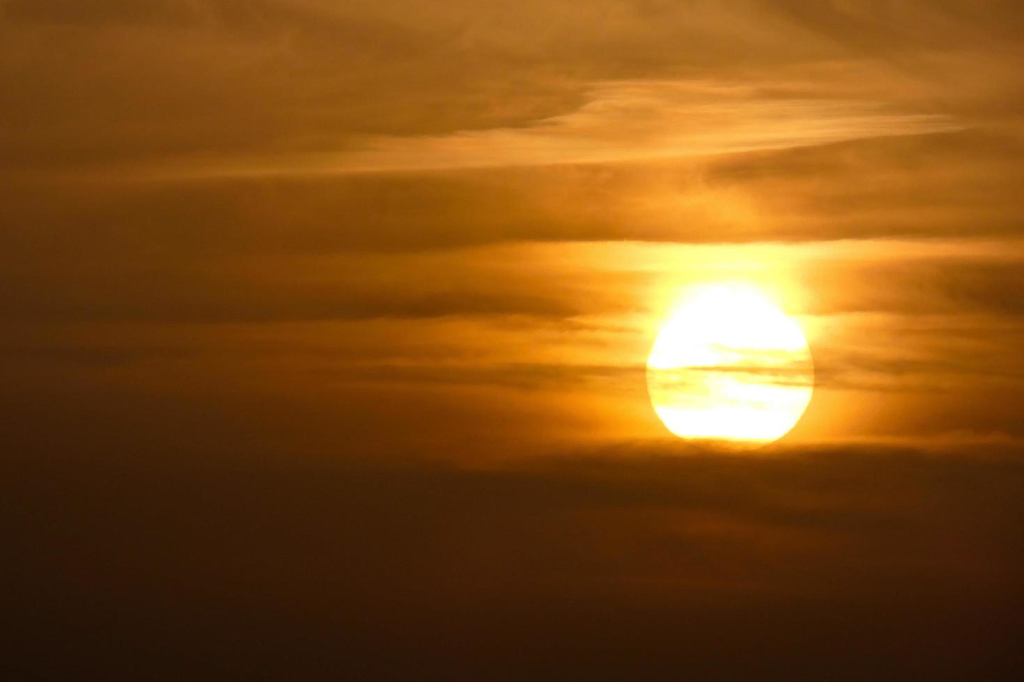 Sol de Sol, på solnedgång på de slutet av de dag, grundläggande för de liv av de planet foto