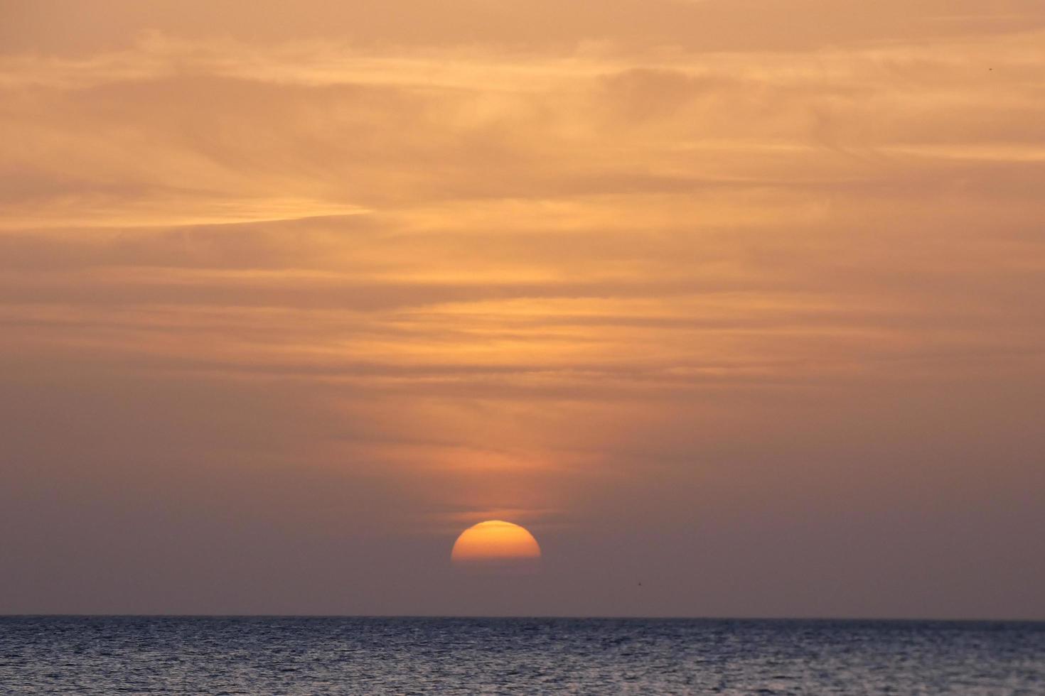 Sol miljö över de hav, solnedgång i höst på de strand av zahara de los atunes, cadiz, andalusien, Spanien foto