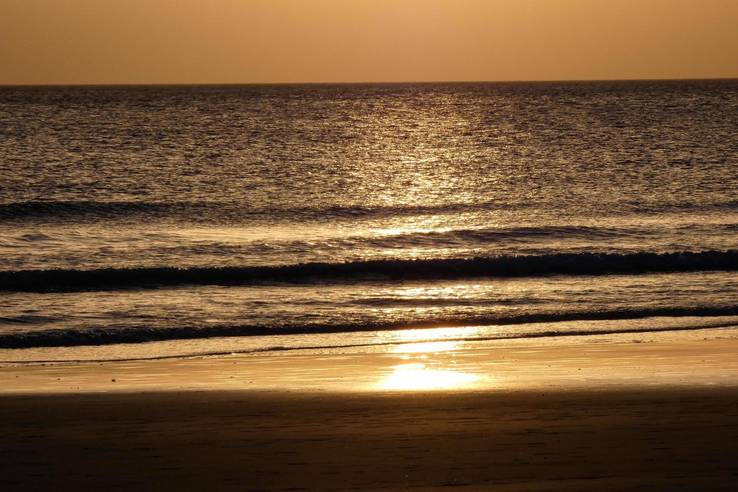 Sol miljö över de hav, solnedgång i höst på de strand av zahara de los atunes, cadiz, andalusien, Spanien foto