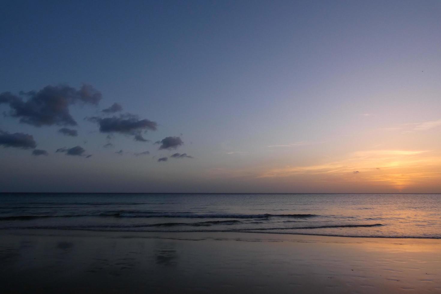 Sol miljö över de hav, solnedgång i höst på de strand av zahara de los atunes, cadiz, andalusien, Spanien foto