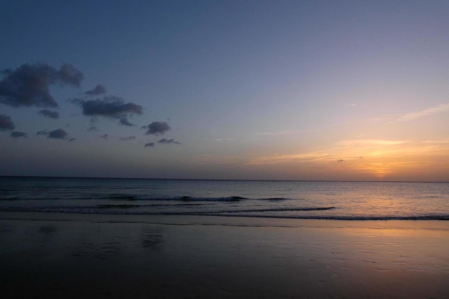 Sol miljö över de hav, solnedgång i höst på de strand av zahara de los atunes, cadiz, andalusien, Spanien foto