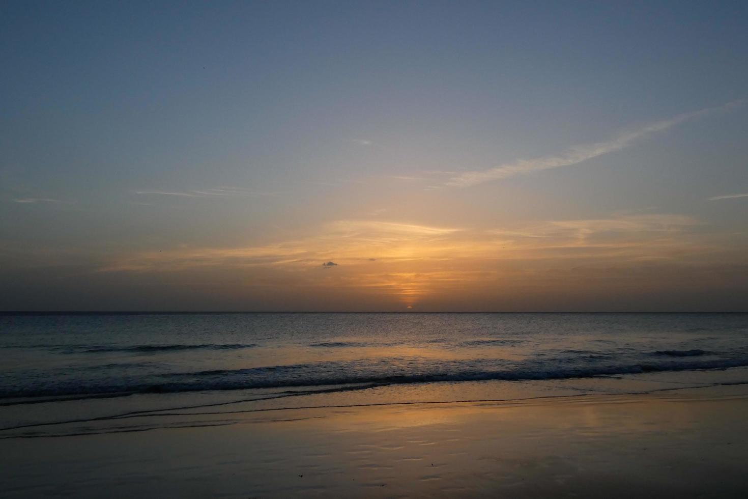 Sol miljö över de hav, solnedgång i höst på de strand av zahara de los atunes, cadiz, andalusien, Spanien foto