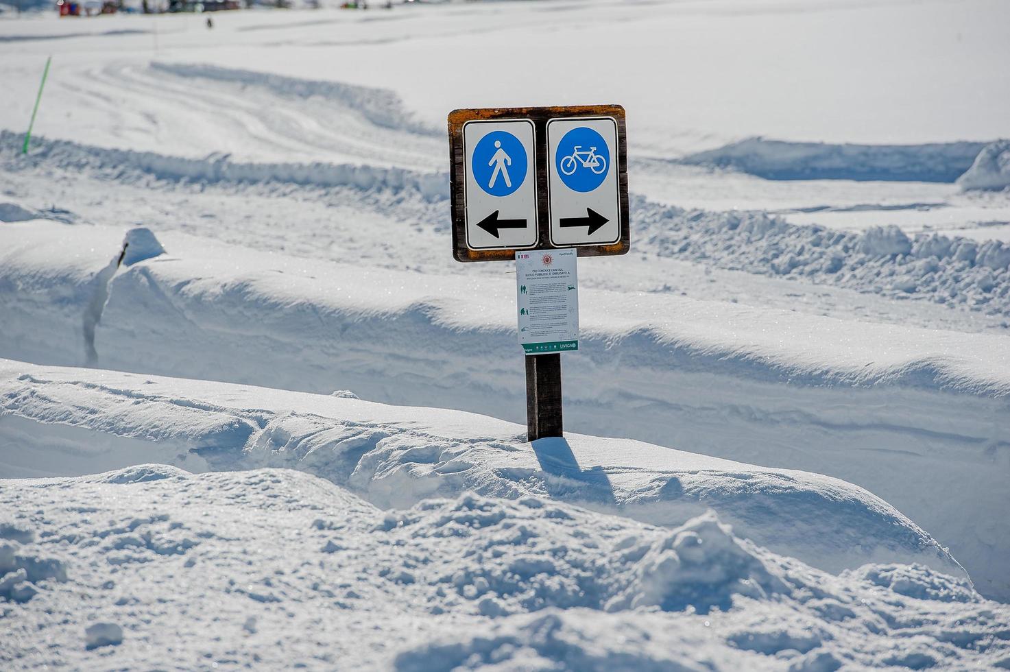 tung snöfall i de berg foto