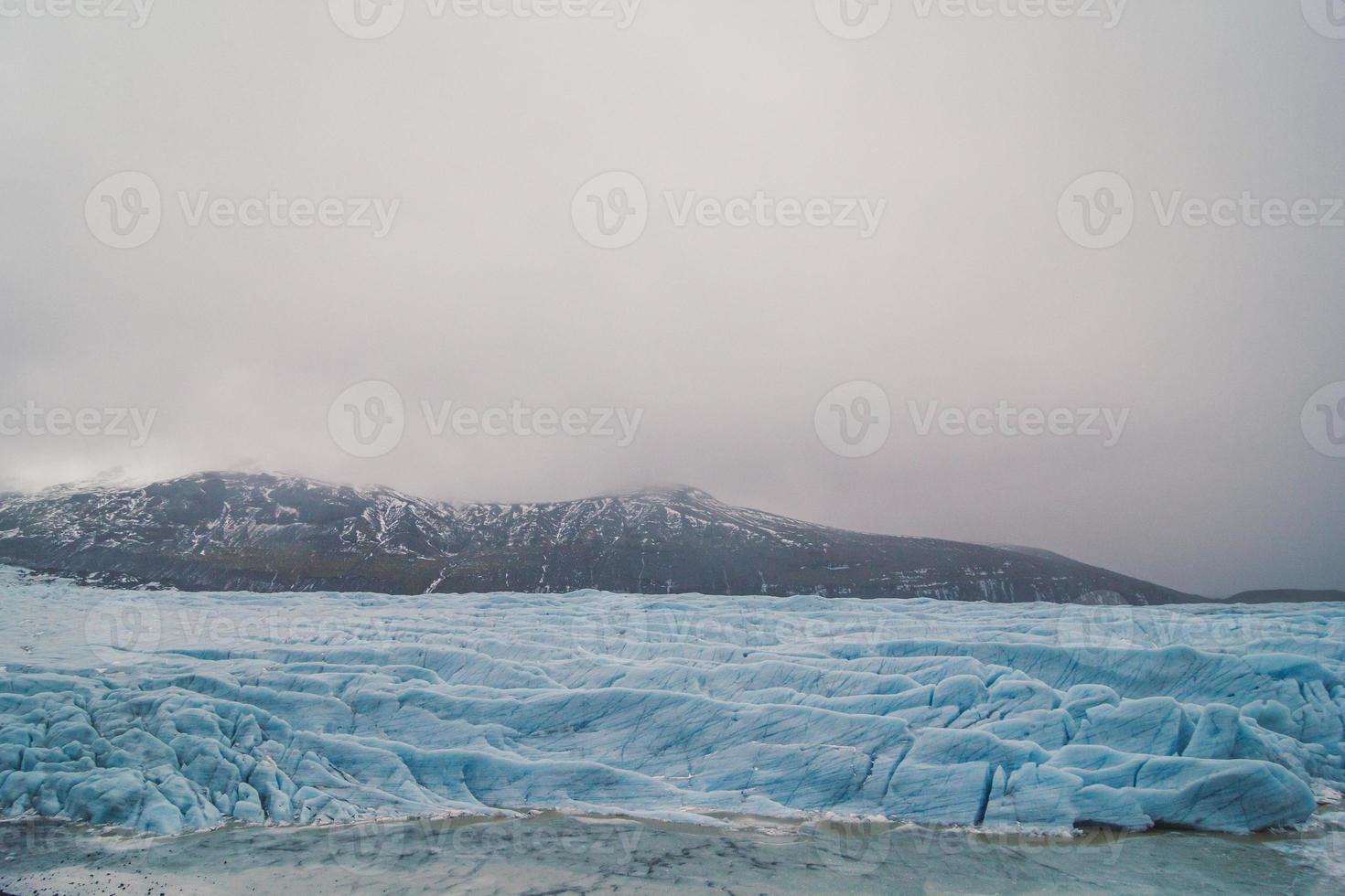 enorm glaciärer på sjö landskap Foto