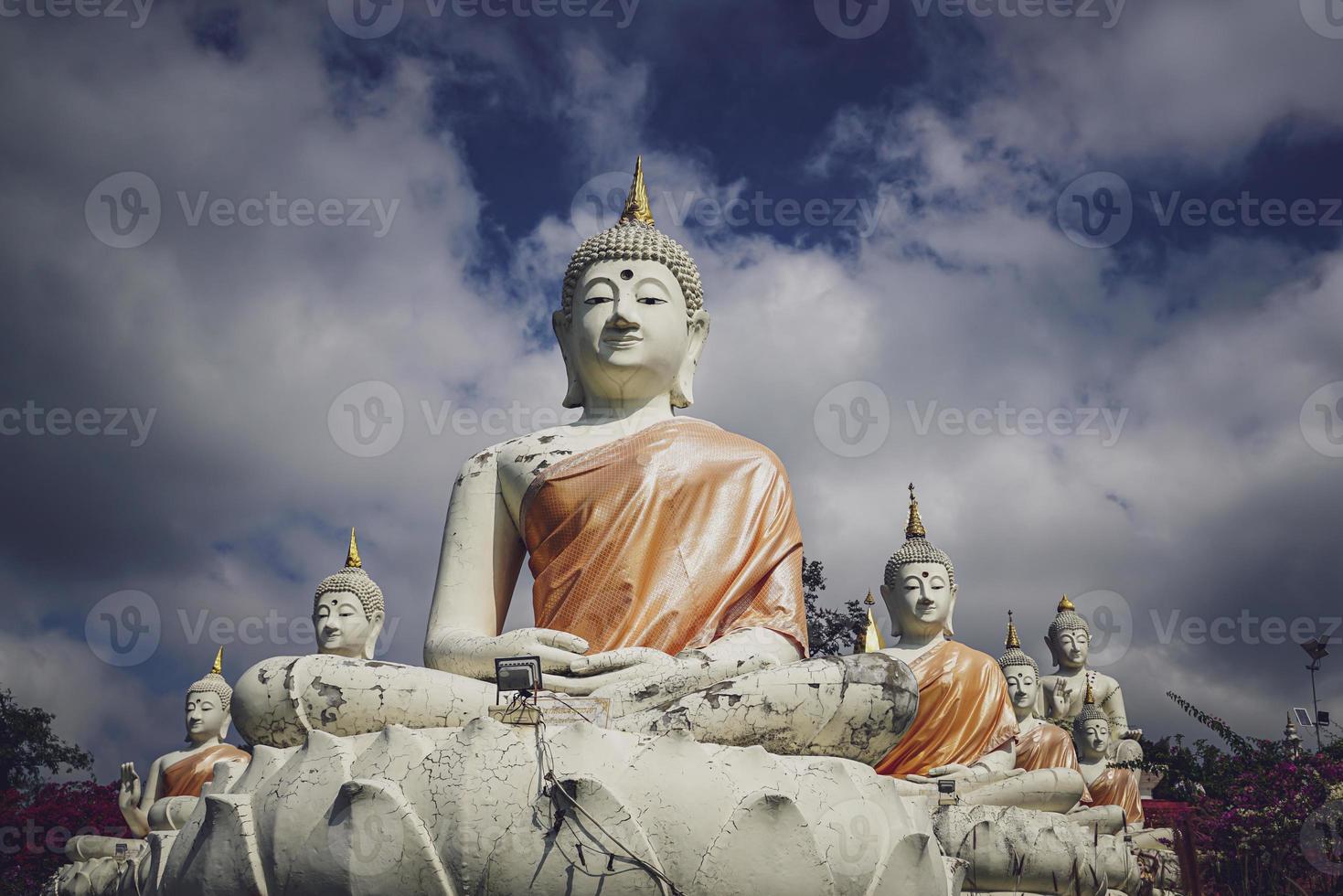 skön vit stuck buddha staty inskriven på de sluttning den är en plats av meditation kallad wat sutesuan, nam nao distrikt, thailand. foto