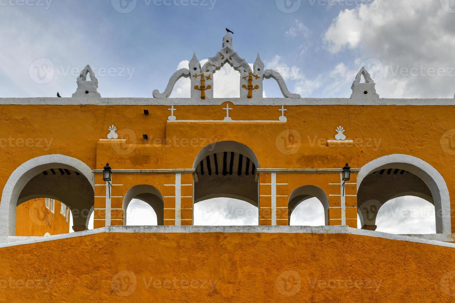 de gul kloster av san antonio av padua i izamal, yucatan halvö, Mexiko. foto