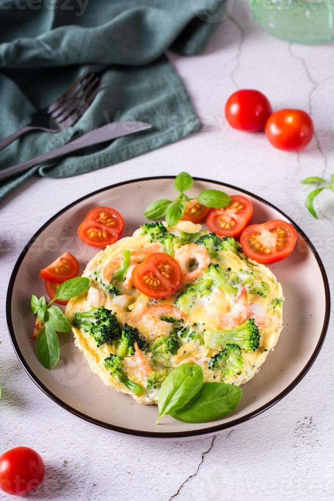 friterad ägg med räka och broccoli på en tallrik på de tabell. hemlagad lunch. vertikal se foto