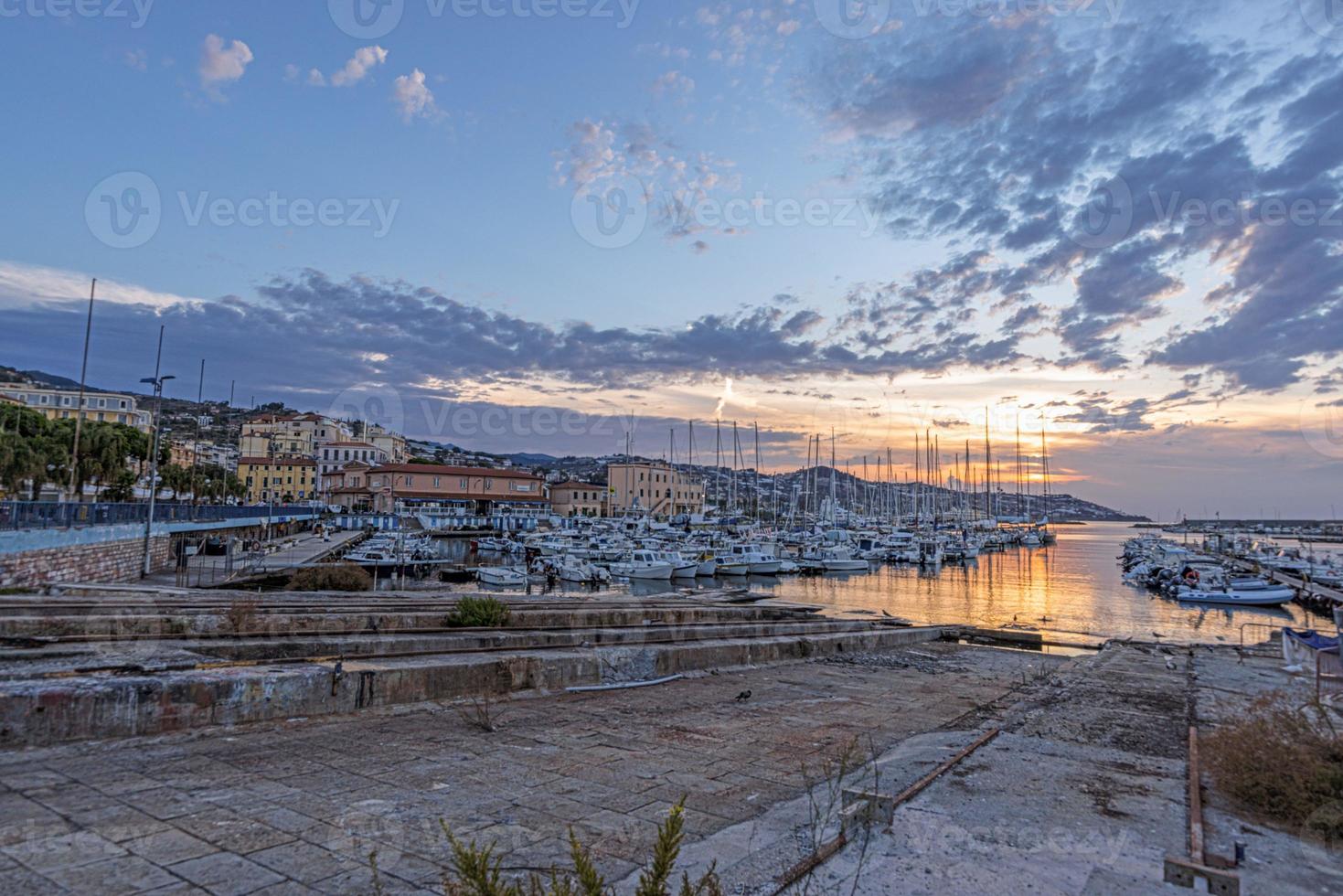 panorama över de hamn av de italiensk stad av san remo foto