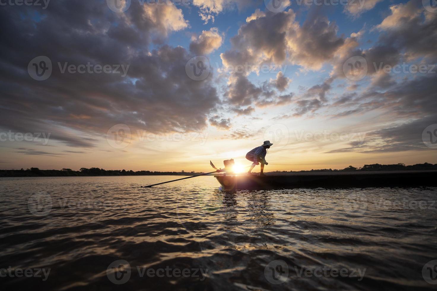 skugga fiskare kör motoriserade båtar med nät ut till fånga fisk på de floder av thailand, Asien fiske. foto