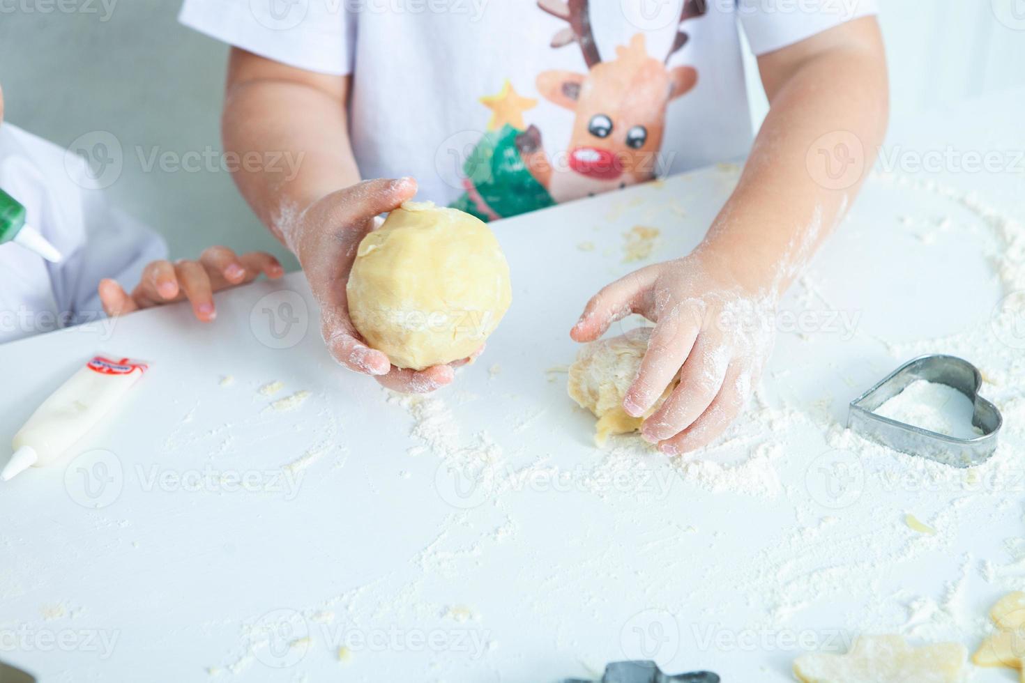 familj matlagning hemlagad kakor. moms och barn händer innehav kaka skärare. familj matlagning platt lägga. ljuv Hem. lycka begrepp. foto