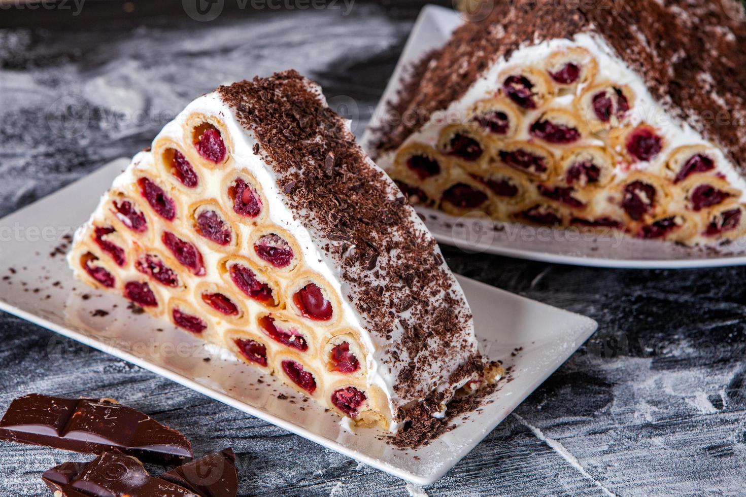 en traditionell moldaviska efterrätt eller kaka bestående av pannkakor med körsbär, mjölk creme och choklad creme också kallad kosma lui guguta. foto