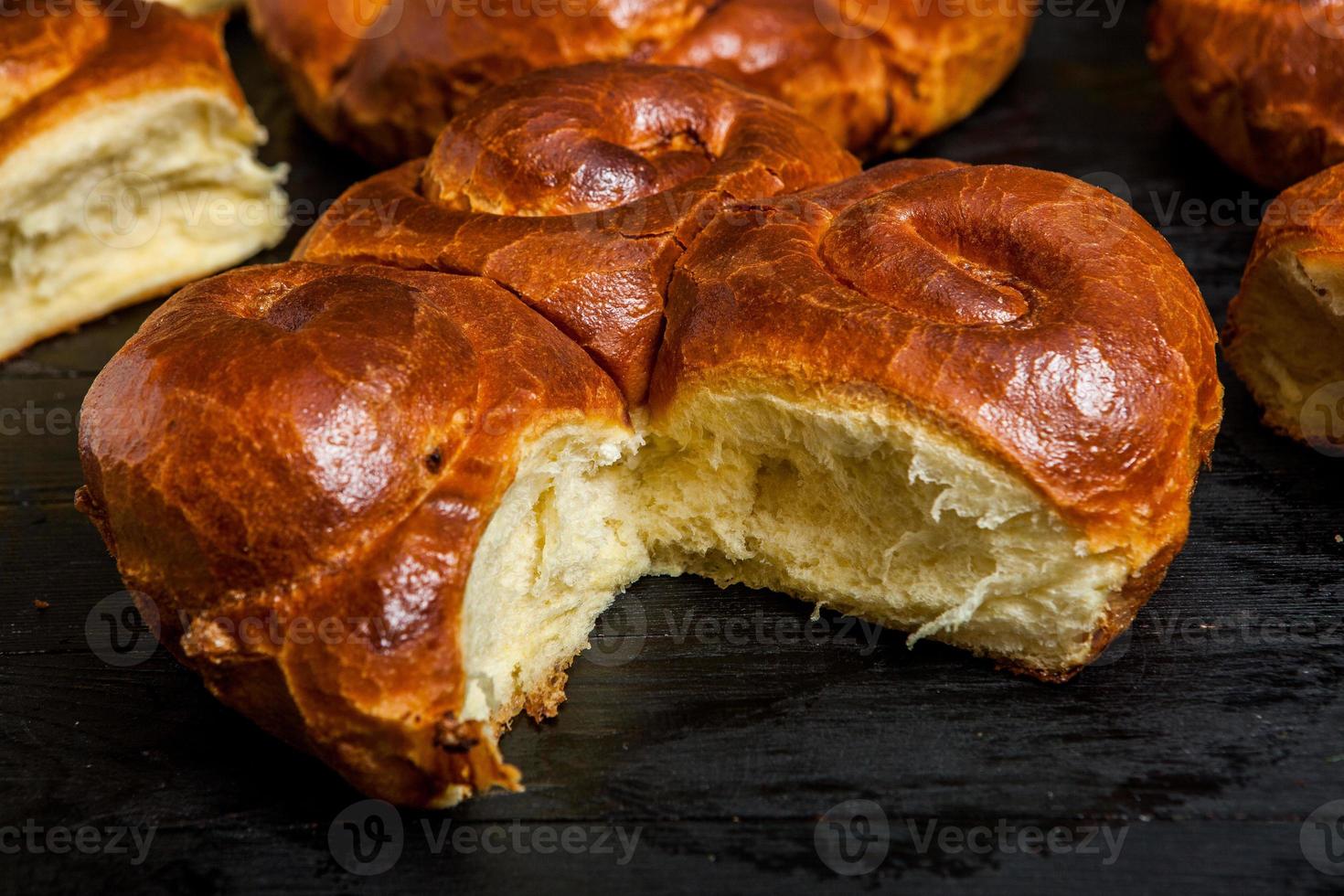 färsk bröd från de ugn. traditionell ost paj från rumänien kallad saralie. hemlagad bröd tillverkad från vit vete mjöl. foto